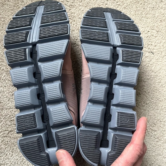 NWOT On Running Pink and Gray Sneakers with Trail-Ready Sole size 8.5 - Picture 5 of 9